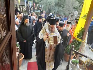 Φωτογραφία για Πλήθος πιστών στην υποδοχή Τιμίας Κάρας του Αγίου Βησσαρίωνος στο χωριό Δούσικο