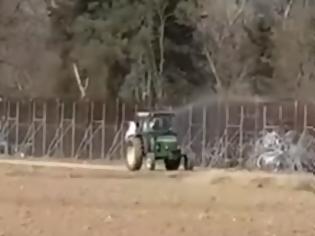 Φωτογραφία για Έβρος - Σύνορα: Αγρότης πήρε το τρακτέρ του και... πότισε τον φράχτη