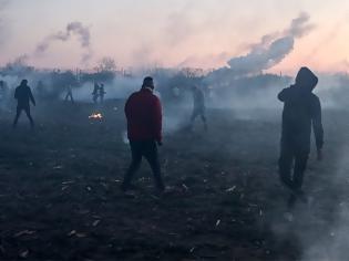 Φωτογραφία για Έβρος: Επικίνδυνη νύχτα - Μετανάστες πέταξαν μολότοφ και άναψαν φωτιές