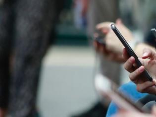 Φωτογραφία για Επιδημία κορωνοϊού: Γιατί δεν πρέπει να αγγίζουμε ποτέ το κινητό ενός άλλου