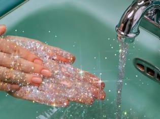 Φωτογραφία για Αντισηπτικό τζελ VS πλύσιμο χεριών με σαπούνι: Τι ισχύει τελικά; Γιατρός δίνει τις απαντήσεις