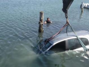 Φωτογραφία για Πτώση αυτοκινήτου στο λιμάνι Κολυμπίων
