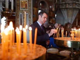 Φωτογραφία για Πρωθυπουργός: «Πήγα να ανάψω κερί αλλά μόνος»