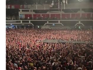 Φωτογραφία για Κορωνοϊός: Εικόνα σοκ από Βρετανία - Χιλιάδες άτομα στις συναυλίες των Stereophonics