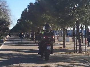Φωτογραφία για Αστυνομικοί διώχνουν πολίτες που βολτάρουν… χαλαρά στην παραλία
