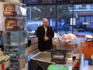 Φωτογραφία για Απίστευτος ο Παπαδημούλης: Πήγε στο σούπερ μάρκετ και γέμισε τρία καρότσια πράγματα (video)