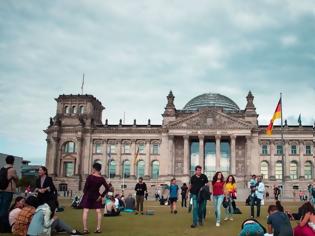 Φωτογραφία για Γερμανία: Απαγορεύονται οι συναθροίσεις άνω των δύο ατόμων