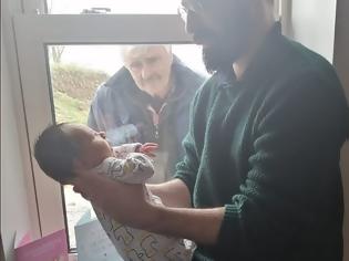 Φωτογραφία για Κορωνοϊός -Ιρλανδία: Παππούς γνωρίζει το νεογέννητο εγγόνι του από το παράθυρο -Τρεις γενιές σε κοινωνική απόσταση
