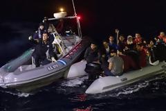 Εκβολές Έβρου: Tούρκοι διακινητές επιτέθηκαν με… σπαθιά σε φουσκωτό του λιμενικού