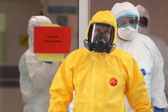 Ρωσία: Με προστατευτική στολή ο Πούτιν προσπαθεί να πείσει ότι όλα είναι υπό έλεγχο