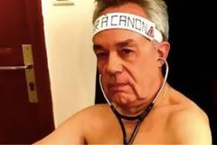 Γαλλία: Γιατρός πόζαρε γυμνός για να καταγγείλει την έλλειψη προστασίας