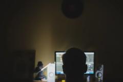 Καταδικάστηκε για πορνογραφία ανηλίκων και το δικαστήριο του έδωσε το δικαίωμα να συναντά την κόρη του!