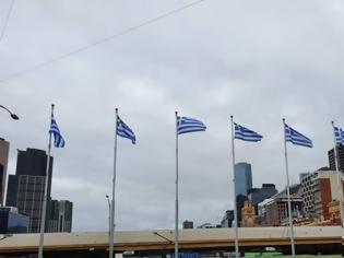 Φωτογραφία για 25η Μαρτίου: Ελληνικές σημαίες κυματίζουν στο κέντρο της Μελβούρνης