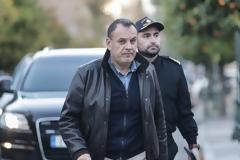 Ο στρατός «μπαίνει στη μάχη» για αντισηπτικά και μάσκες