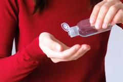 Γιατί πρέπει να χρησιμοποιείς αντισηπτικό gel και όχι σκέτο οινόπνευμα για την απολύμανση των χεριών;