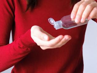 Φωτογραφία για Γιατί πρέπει να χρησιμοποιείς αντισηπτικό gel και όχι σκέτο οινόπνευμα για την απολύμανση των χεριών;