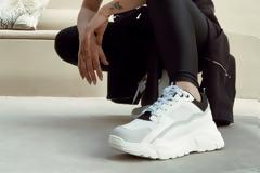 Πόσες ημέρες μπορεί να επιβιώσει ο ιός στις σόλες των παπουτσιών; -Οι ειδικοί απαντούν