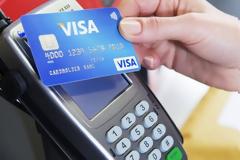 Στα 50 ευρώ από Δευτέρα το όριο των ανέπαφων συναλλαγών