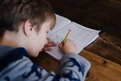 Με κλειστά σχολεία πώς πείθουμε το παιδί ότι δεν κάνει διακοπές