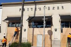 ΗΠΑ: «Χτίζουν» τις βιτρίνες για λόγους ασφαλείας