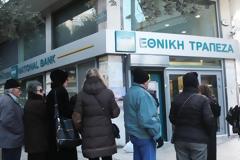 Ουρές έξω από τράπεζες για τις συντάξεις