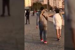 Βγήκαν βόλτα στην παραλία με τα... ιγκουάνα τους (βίντεο)!