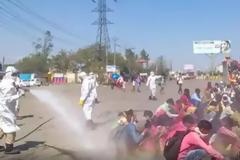 Ψέκασαν μετανάστες με απολυμαντικό - Κατακραυγή στα social media