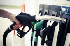 Γιατί στην Ελλάδα είναι ακόμη ακριβή η βενζίνη;
