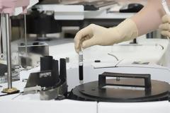 Κορωνοϊός - Έρευνα: Παραμένει επί ώρες στα δωμάτια