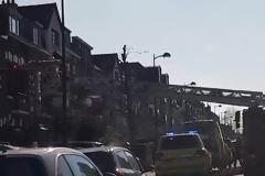 Βρυξέλλες: Έβγαλαν κρούσμα με... γερανό για να μην μολύνει το κτίριο