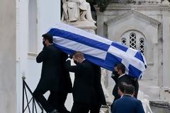 Μανώλης Γλέζος: Αποχαιρετισμός στον τελευταίο παρτιζάνο -Μεσίστια η σημαία στην Ακρόπολη