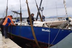 Επιχείρηση ανέλκυσης βυθισμένου σκάφους από το λιμάνι της ΒΟΝΙΤΣΑΣ, με πρωτοβουλία του Δημοτικού Λιμενικού Ταμείου!