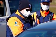 Βέλγιο: Φυλακή έως 2 χρόνια για όσους φτύνουν ή βήχουν σε αστυνομικούς