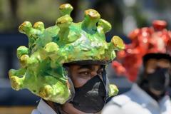 Αστυνομικοί στην Ινδία ντύνονται σαν τον ιό και επιβάλλουν την τήρηση της καραντίνας