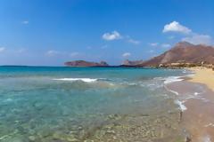 Κορωνοϊός: Την έβγαλαν από τη θάλασσα και της έκοψαν πρόστιμο για «αναίτια κυκλοφορία»