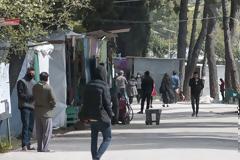 Ραγδαία η εξάπλωση σε δομές κλειστών πληθυσμών και πλοία, αλλά υπήρχε εξαρχής σχέδιο