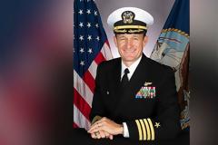 Αυτός είναι ο κυβερνήτης του αεροπλανοφόρου που απαλλάχθηκε των καθηκόντων του