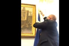 Ιταλία: Ο αντιπρόεδρος της βουλής κατέβασε τη σημαία της ΕΕ