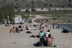 Μέτρα για τον κορωνοϊό: Παραλίες και διόδια τα τελευταία «οχυρά» στην μάχη κατά του ιού