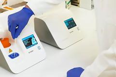 ID NOW: Το testing kit με διάγνωση για τον κορωνοϊό μέσα σε 5-15 λεπτά