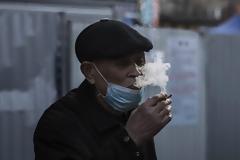 Τι ισχύει για τους καπνιστές, ατμιστές και τον κοροναϊό; Ποια η πιθανότητα να είναι βαριά νοσούντες;