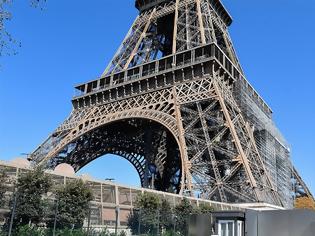 Φωτογραφία για Γαλλία: Ο έρημος Πύργος του Άιφελ αντιστέκεται στην επιδημία