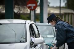 Απαγόρευση κυκλοφορίας: Ζευγάρι ηλικιωμένων πήγαινε για άθληση με... αυτοκίνητο!