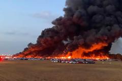 Πυρκαγιά καταστρέφει 3.500 αυτοκίνητα