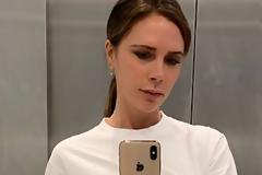 H Victoria Beckham μόλις έβαψε τα λευκά T-shirts της