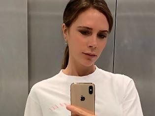 Φωτογραφία για H Victoria Beckham μόλις έβαψε τα λευκά T-shirts της