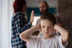 Χωρισμός: Τα λάθη που πληγώνουν το παιδί