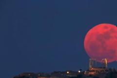 Ροζ πανσέληνος: Υπερθέαμα με τη μεγαλύτερη σελήνη του 2020 στον αποψινό ουρανό ΒΙΝΤΕΟ