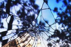 Αὐτός, που ἔφτιαξε οὐρανοξύστες, μπροστά σε ἔναν ἰό κατάντησε νάνος