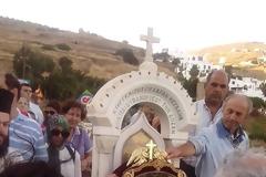 Λιτανεία της θαυματουργής εικόνας της Παναγίας της Τήνου, στο χωριό Τριαντάρο της Τήνου